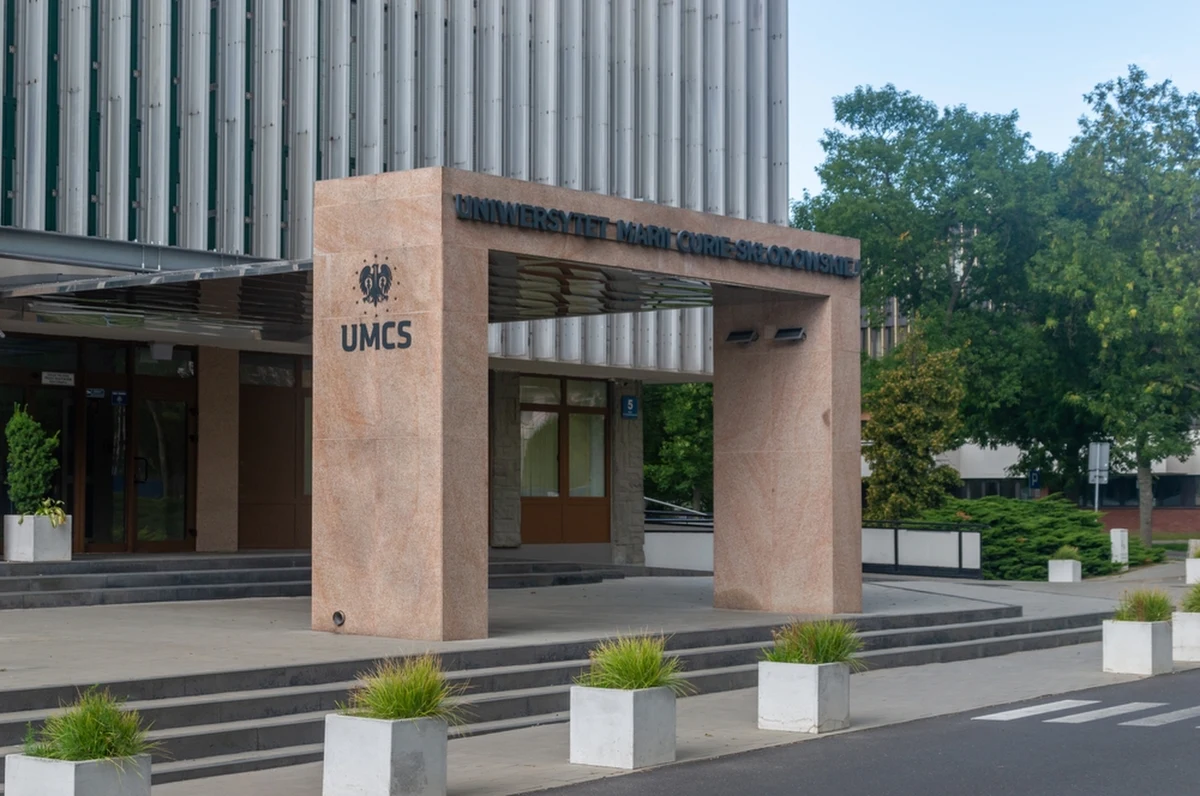 Rektor Uniwersytetu Marii Curie-Skłodowskiej w Lublinie zawiesił w obowiązkach prof. Andrzeja K., znanego prawnika i wykładowcę. Wobec profesora toczą się postępowania dyscyplinarne oraz proces karny dotyczący znęcania się nad żoną.