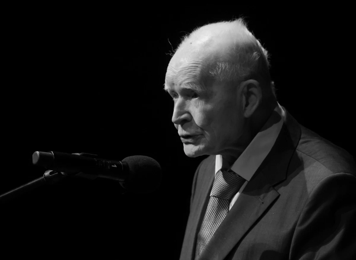 Pogrzeb prof. Adama Strzembosza odbędzie się w środę 22 października o godzinie 12.30. Uroczystości rozpoczną się w Konkatedrze Matki Bożej Zwycięskiej w Warszawie na Kamionku przy ul. Grochowskiej 365. O godzinie 14.30 nastąpi odprowadzenie zmarłego do grobu rodzinnego na Starych Powązkach. Poinformował o tym sędzia Stanisław Zabłocki po - jak dodał - uprzedniej zgodzie syna profesora, Piotra Strzembosza. 