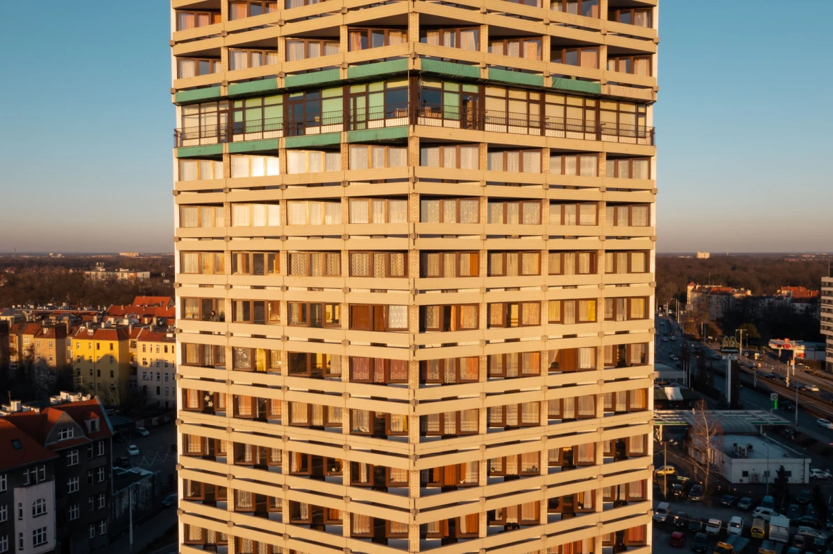 Studenci we Wrocławiu muszą przygotować się na wyższe opłaty za miejsca w akademikach. Zarówno Uniwersytet Wrocławski, jak i Politechnika Wrocławska podniosły ceny za pokoje w domach studenckich. Najtańsze miejsce kosztuje obecnie 630 zł, a za pokój jednoosobowy trzeba zapłacić nawet 1470 zł miesięcznie. Sprawdzamy, jak kształtują się nowe stawki i jak wygląda sytuacja z dostępnością miejsc.