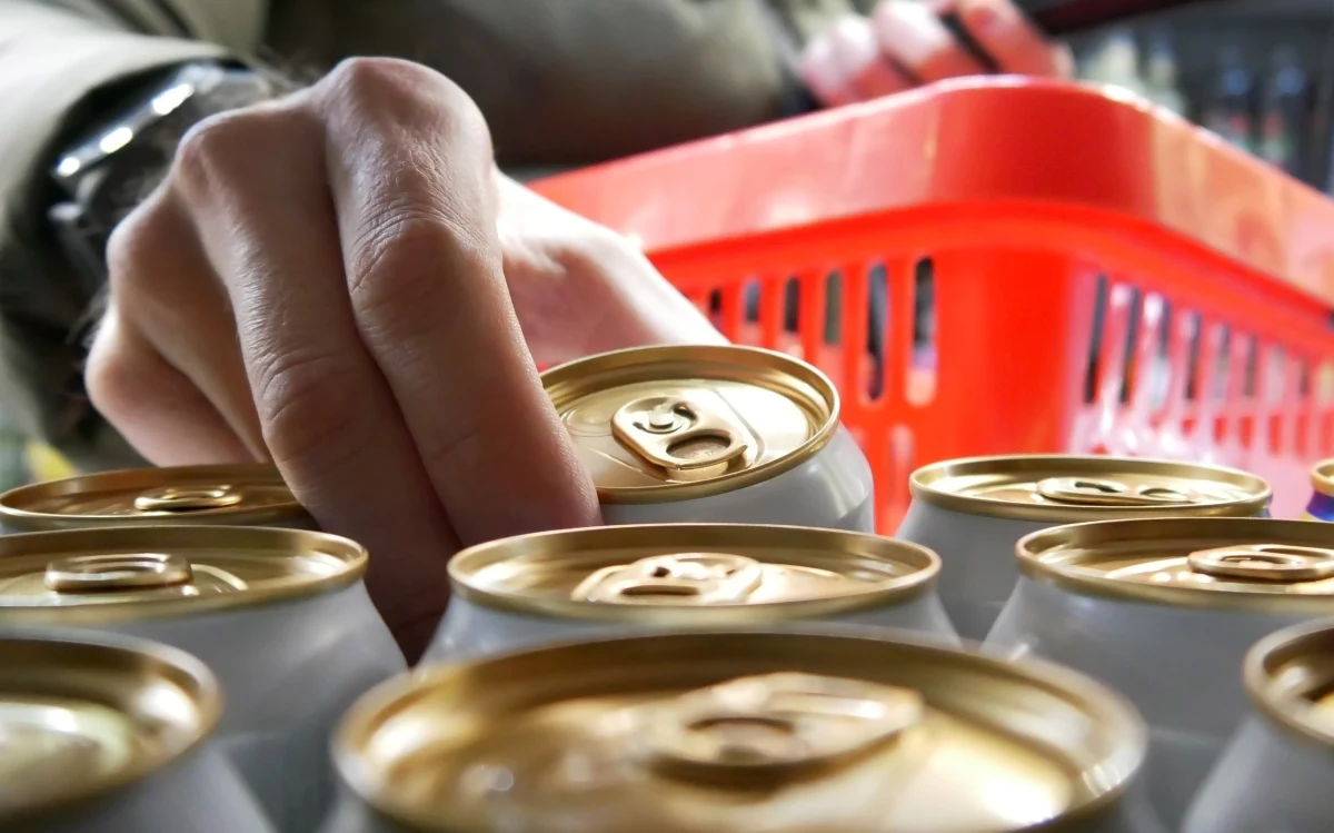 Projekt nowelizacji ustawy o podatku akcyzowym przyjęty przez rząd. Celem jest zwiększenie skali podwyżek akcyzy na alkohol w latach 2026-27, co wpłynie na ceny trunków.