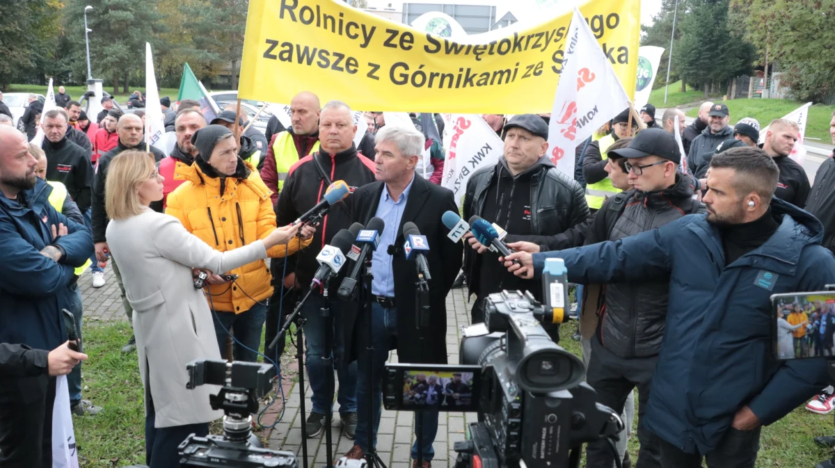 Robert Kropiwnicki pytany w Rozmowie o 7:00 w Radiu RMF24 o zapowiedzianą restrukturyzację w Jastrzębskiej Spółce Węglowej i rozmowy zarządu spółki z pracownikami dot. cięć wynagrodzeń powiedział, że redukcja płac o 15 proc. to minimum. Z kolei premier Donald Tusk zapowiedział, że rząd podjął już działania zmierzające do ratowania JSW. Stwierdził, że jest precyzyjny plan. Górnicy wyszli dziś na ulice. 