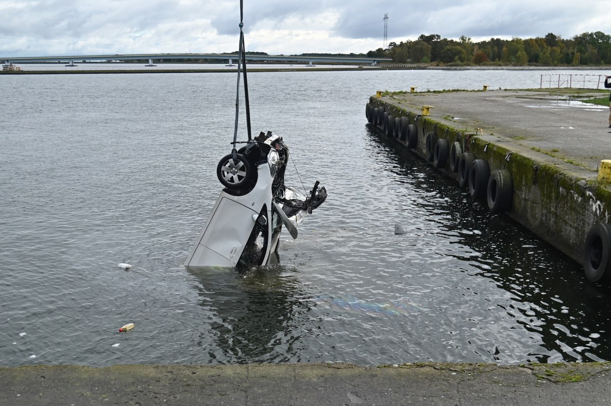 Auto wpadło do kanału. Kobieta w szpitalu, kierowca uciekł