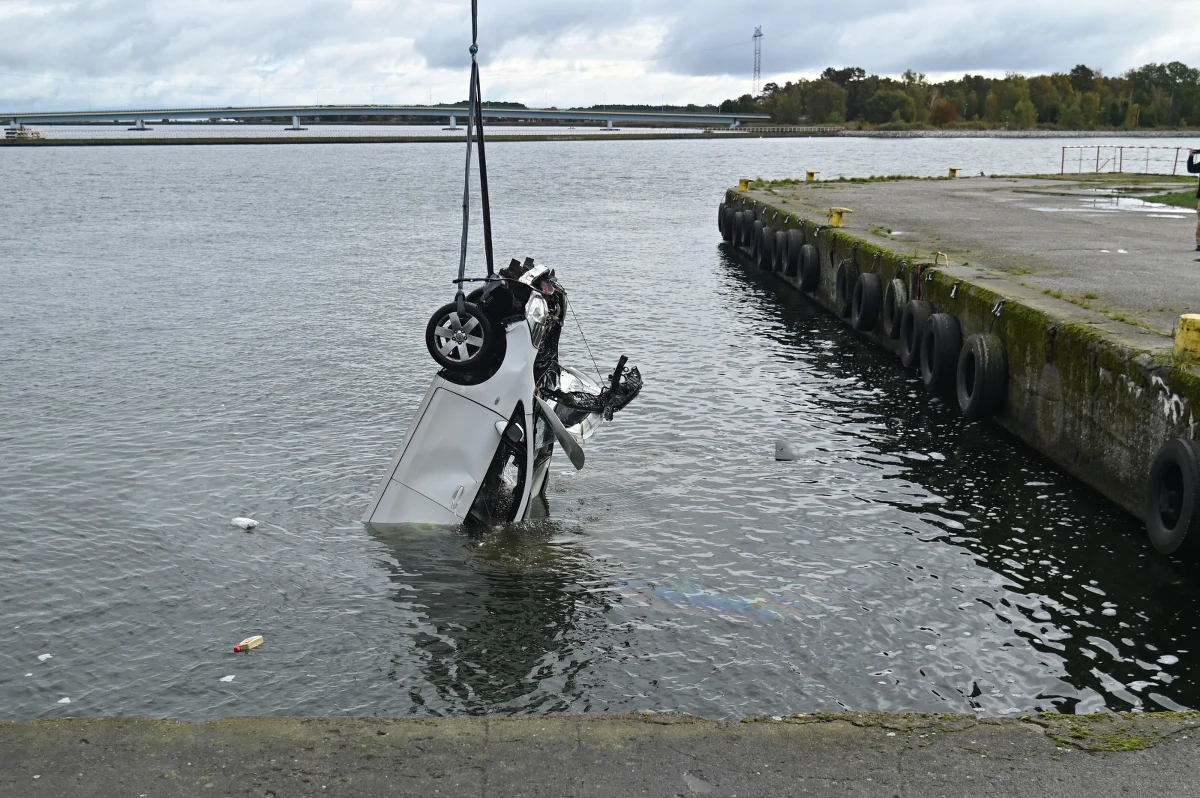 Zakończyła się skomplikowana akcja wydobycia samochodu, który w sobotni wieczór wpadł do kanału przy ulicy Karsiborskiej w Świnoujściu (woj. zachodniopomorskie). W pojeździe znajdowały się dwie osoby – kierowca, któremu udało się wydostać z wody oraz kobieta, która w stanie głębokiej hipotermii trafiła do szpitala. Mężczyzna oddalił się z miejsca zdarzenia jeszcze przed przybyciem służb.