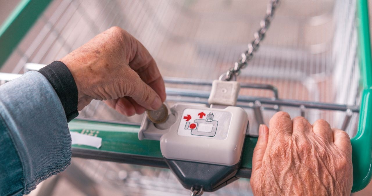 Czym zastąpić monetę do wózka w markecie? Sięgnij do kieszeni