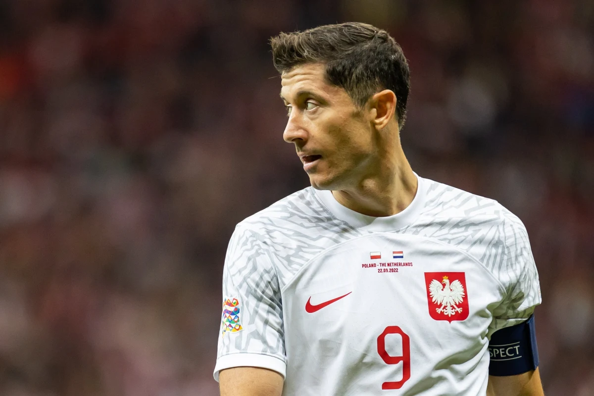 ​Robert Lewandowski doznał urazu mięśnia lewego uda podczas meczu eliminacji mistrzostw świata z Litwą. Według Remigiusza Rzepki, trenera przygotowania motorycznego, przerwa Lewandowskiego może potrwać od 4 do 6 tygodni, ale sprawa gojenia jest czynnikiem indywidualnym i jest szansa, że nasz napastnik szybciej wróci do pełnych obciążeń i będzie mógł zagrać z Holandią.
