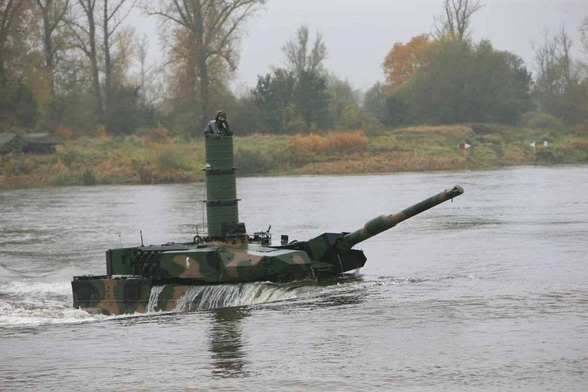 Na poligonie Biała Góra (woj. lubuskie) trwa ćwiczenie taktyczne "Dzielny Bóbr-25". Uczestniczą w nim żołnierzy 11. Dywizji Kawalerii Pancernej, znanej jako "Czarna Dywizja", oraz sojusznicy z Niemiec i Francji. We wtorek wojskowi, wspierani przez saperów i nowoczesny sprzęt, przeprawiali się przez Odrę – to jeden z najważniejszych etapów tegorocznych manewrów.