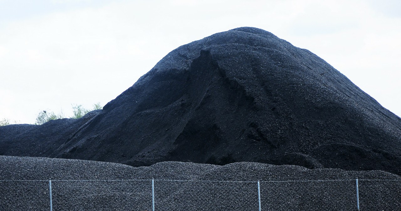 Zapasy węgla systematycznie rosną, miliony ton na zwałach. "Niestety"