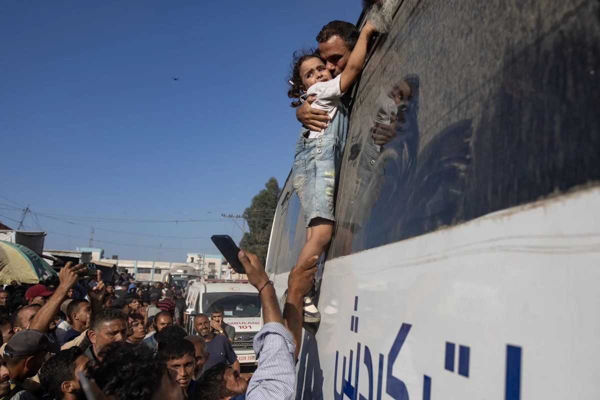 Hamas miał w poniedziałek przekazać Izraelowi zwłoki 28 zabitych zakładników, jednak ostatecznie wydał tylko cztery ciała - poinformował portal Times of Israel. W związku z niedotrzymaniem ustaleń Izrael zdecydował, że nie otworzy przejścia granicznego w Rafah, jak wcześniej planowano, oraz ograniczy dostarczanie pomocy humanitarnej do Strefy Gazy.