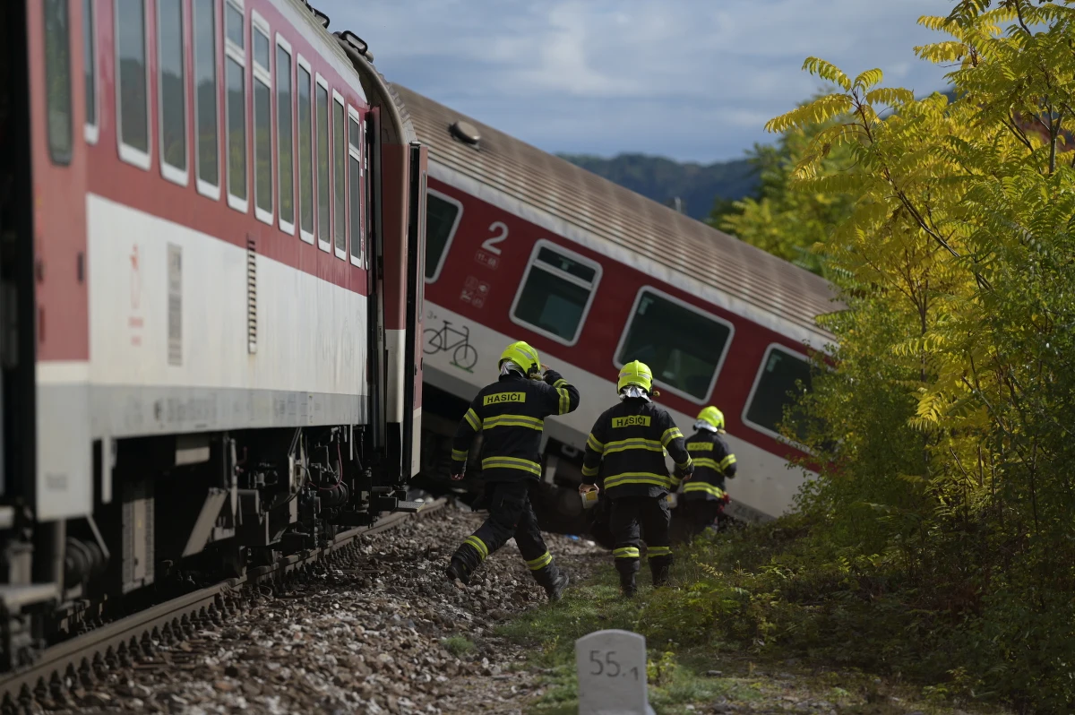 Jedna osoba jest w stanie krytycznym, a 19 poszkodowanych pozostaje w szpitalach po poniedziałkowym zderzeniu pociągów na wschodzie Słowacji. Policja zatrzymała, a następnie zwolniła maszynistę jednego z pociągów, drugi jest w szpitalu. Przyczyną katastrofy najprawdopodobniej był błąd ludzki.