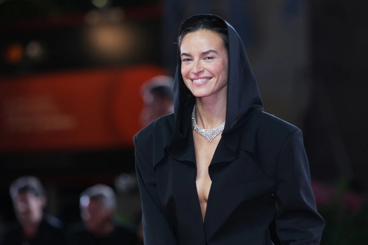 Prace nad kontynuacją jednego z najbardziej kontrowersyjnych filmów religijnych XXI wieku nabierają tempa. Po ponad dwóch dekadach od premiery "Pasji", ekipa filmowa ponownie przenosi się na plan, by opowiedzieć dalszy ciąg historii, która poruszyła miliony widzów na całym świecie. Zdjęcia do sequela rozpoczęły się w minionym tygodniu w słynnych rzymskich Cinecittà Studios. Ujawniono także, że w rolę Maryi wcieli się polska aktorka Kasia Smutniak.