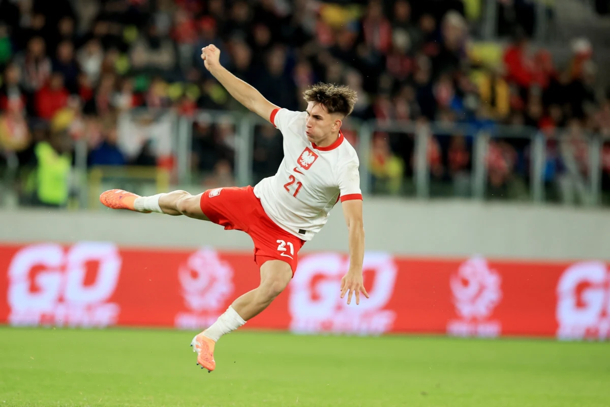 Reprezentacja Polski do lat 21 odniosła czwarte z rzędu zwycięstwo w eliminacjach mistrzostw Europy, pokonując Szwecję aż 6:0. Biało-Czerwoni nie tylko imponują skutecznością, ale także pozostają niepokonani i nie stracili jeszcze żadnej bramki w tych rozgrywkach.