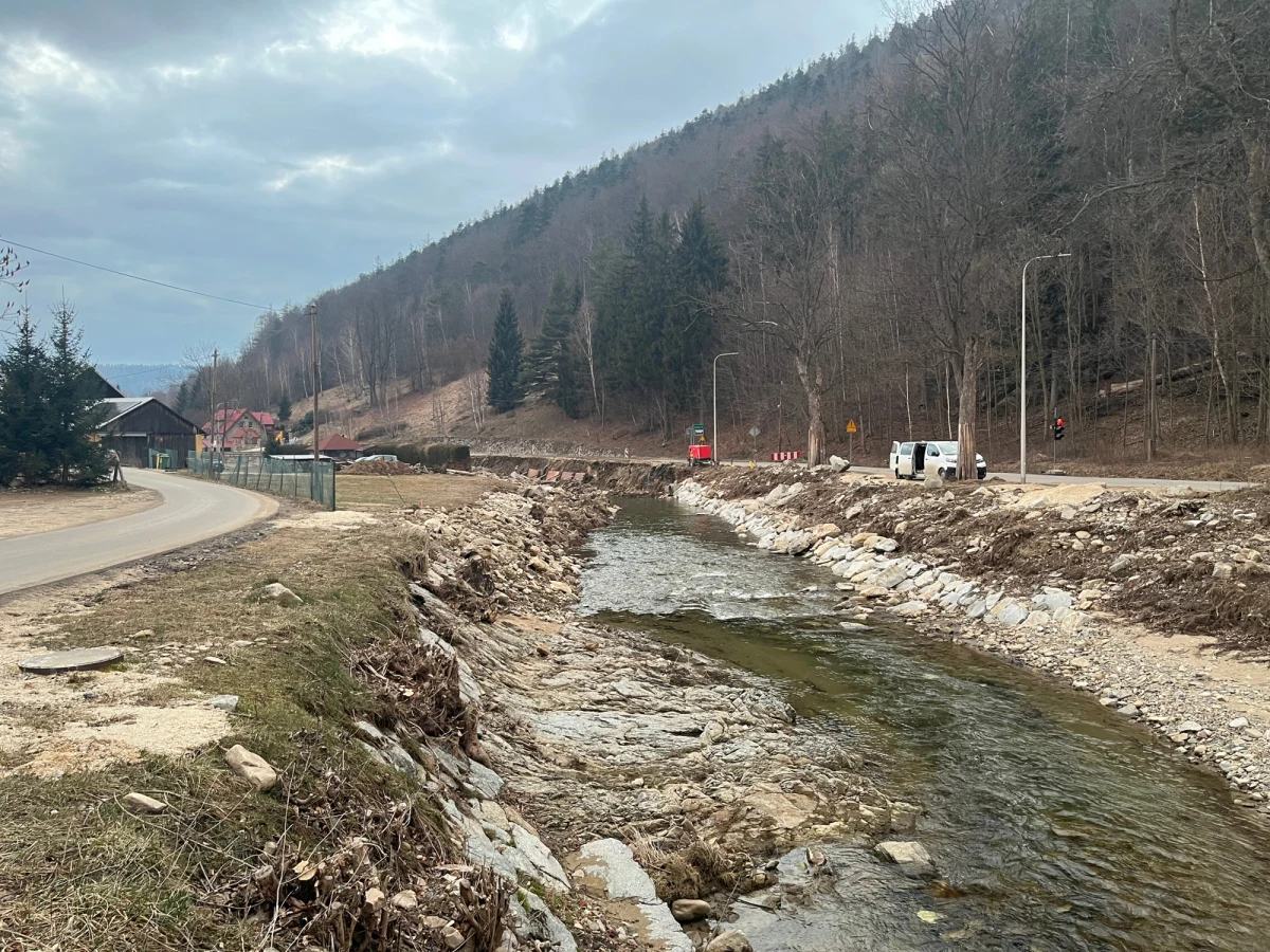 Mimo zapowiedzi Wód Polskich wciąż nie ma planu nowych zabezpieczeń na terenach popowodziowych. Dokument miał być gotowy i opublikowany do końca września. Poszkodowani są już bardzo zniecierpliwieni, bo to od niego zależy, które miejscowości zostaną wywłaszczone pod budowę suchych zbiorników retencyjnych, które mogłyby zatrzymać nadmiar wód. 