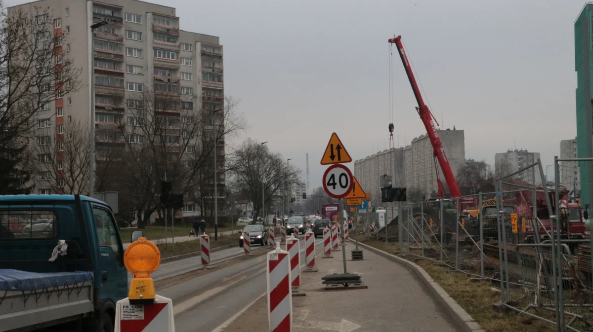 Budowa linii tramwajowej do Mistrzejowic wchodzi w kolejną fazę prac. To spowoduje zmiany w ruchu, utrudnienia, zmiany w komunikacji miejskiej, a co za tym idzie większe korki. Od środy, 15 października, zostaje wprowadzona nowa organizacja ruchu na ul. Mogilskiej, w rejonie skrzyżowania z ul. Lema. Sprawdź szczegóły.