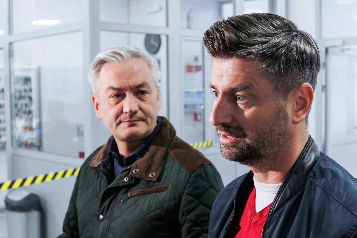 Robert Biedroń, lider Nowej Lewicy, w szczerym wywiadzie dla programu Fakt LIVE podzielił się osobistą informacją na temat zdrowia swojego partnera, Krzysztofa Śmiszka. Jak ujawnił polityk, Śmiszek jest obecnie bardzo poważnie chory, przebywa na zwolnieniu lekarskim i wymaga poważnej terapii. Biedroń przyznał, że przez ostatnie dni nie mówił publicznie o tej trudnej sytuacji.