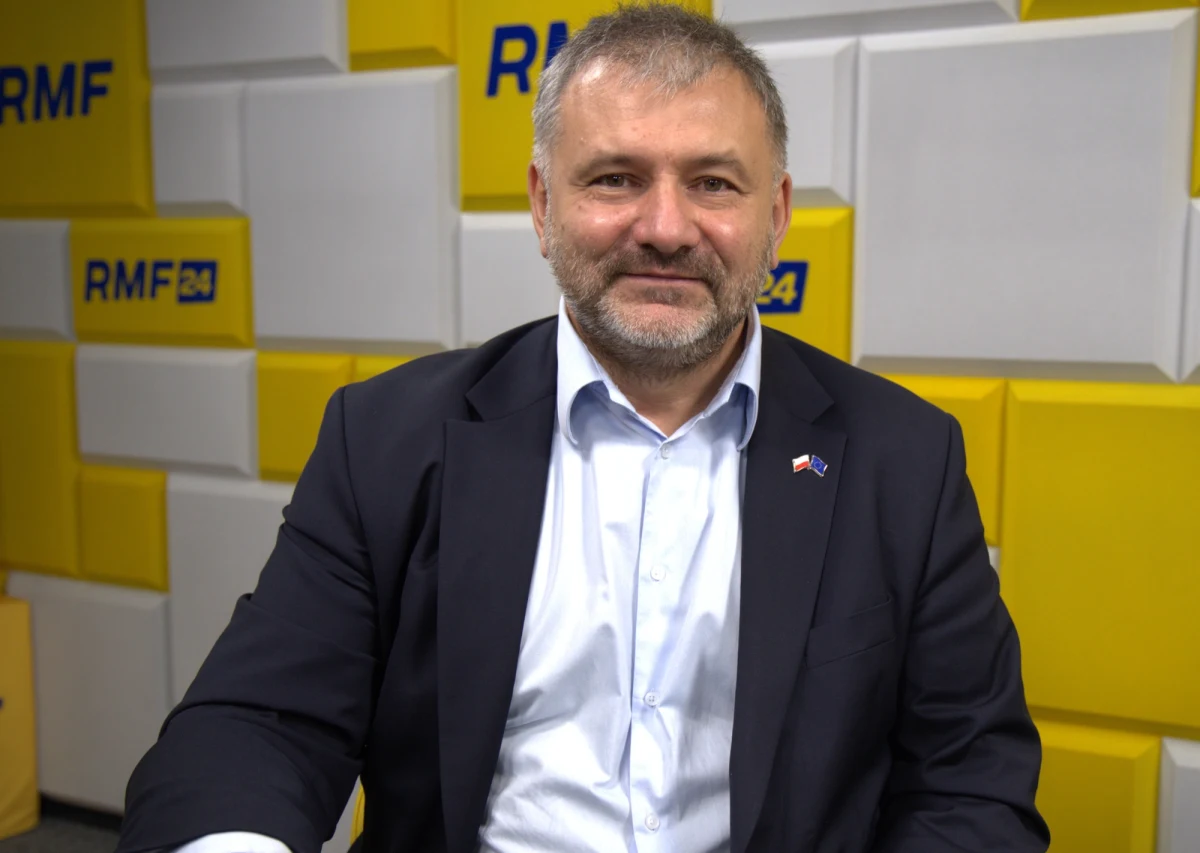 „Chciałbym zmienić prawo, bo się okazuje, (…) że część takich wyroków może zapadać w trybie nakazowym, bez rozprawy. Jak zapada bez rozprawy, to ktoś nie sprawdza rejestru (Krajowego Rejestru Karnego) i wydaje wyrok” – stwierdził w Porannej rozmowie w RMF FM minister sprawiedliwości Waldemar Żurek, pytany o kierowców, którzy wsiadają do samochodu mimo wydanych zakazów prowadzenia pojazdów. Podkreślił, że prokuratorzy będą występować do sądu o wyrok ograniczenia wolności w razie zakazu.