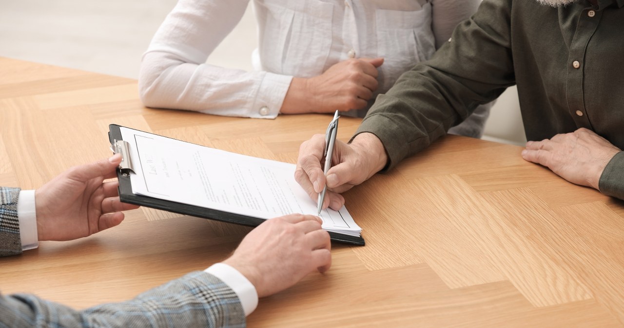 Polacy podpisują tę umowę coraz częściej. Nie zawsze działa tak, jak sądzą