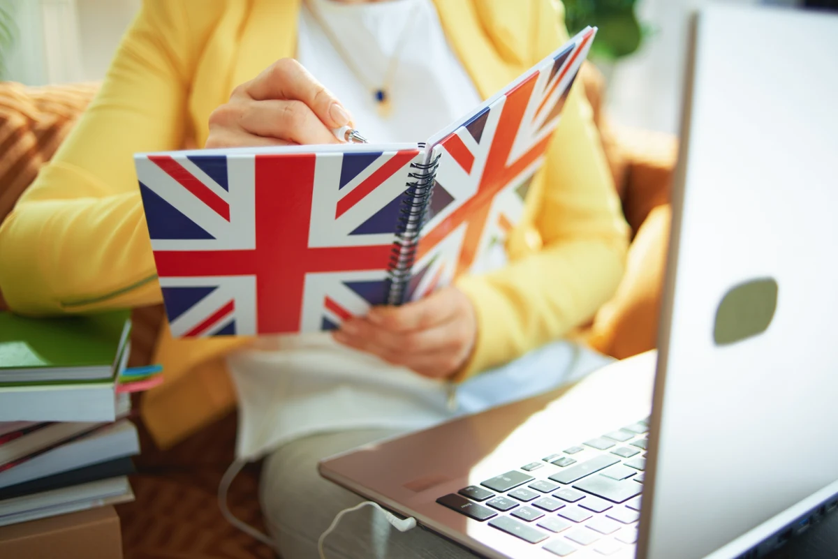 Rząd Wielkiej Brytanii zaostrza wymogi językowe dla migrantów w ramach szerszego planu obniżenia poziomu imigracji. Nowe przepisy mają wejść w życie w styczniu przyszłego roku. Dotyczą także Polaków. 