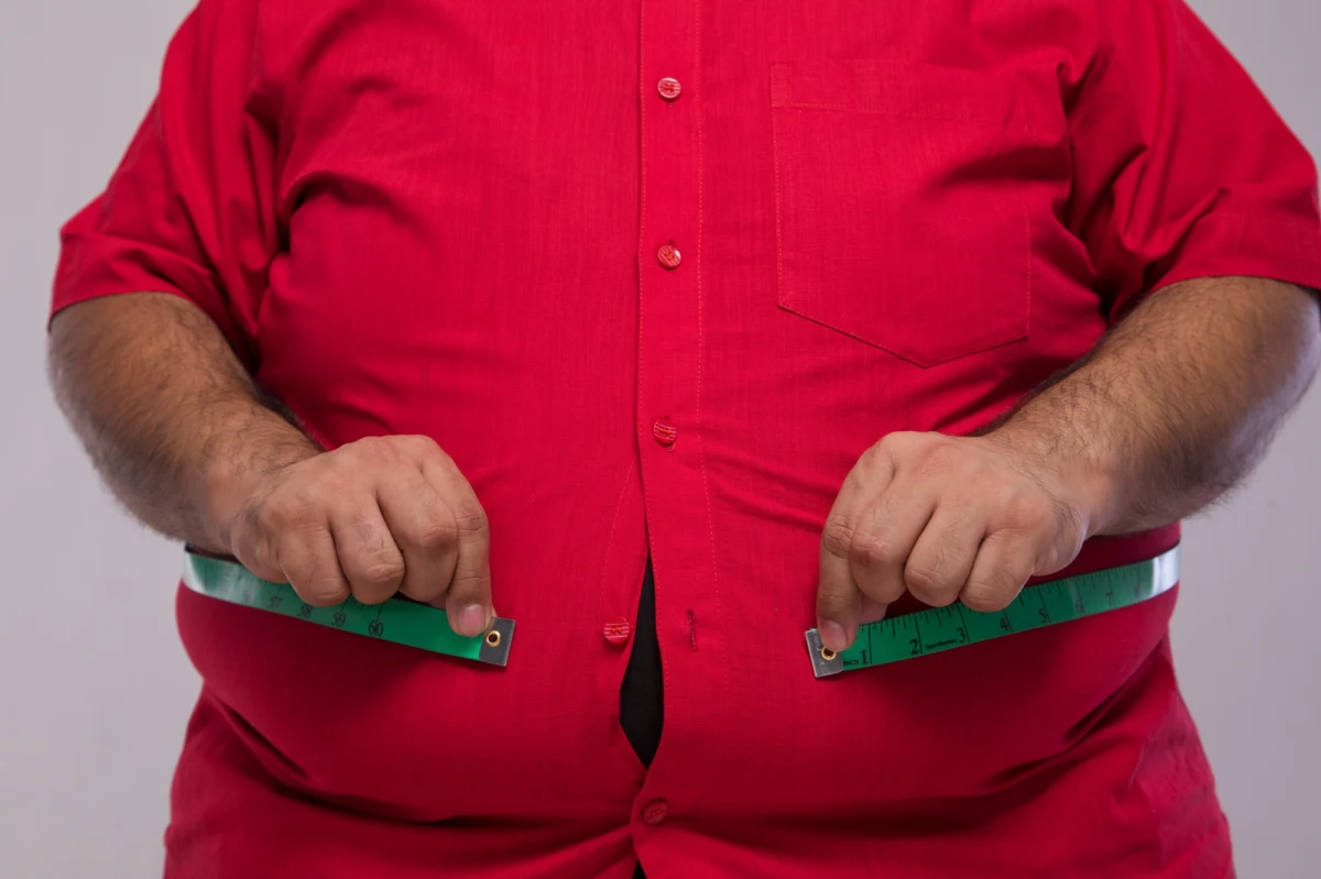 Ponad 65 procent dorosłych mieszkańców województwa świętokrzyskiego zmaga się z nadwagą lub otyłością - wynika z najnowszych danych Narodowego Funduszu Zdrowia. Problem dotyczy już około 304 tysięcy osób. Najlepsza sytuacja panuje w Kielcach, najgorsza w powiatach buskim, opatowskim i pińczowskim.