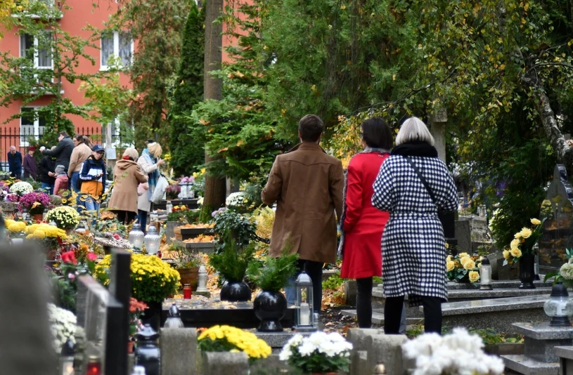 Odpust zupełny za zmarłego. Kiedy i jak można go otrzymać?