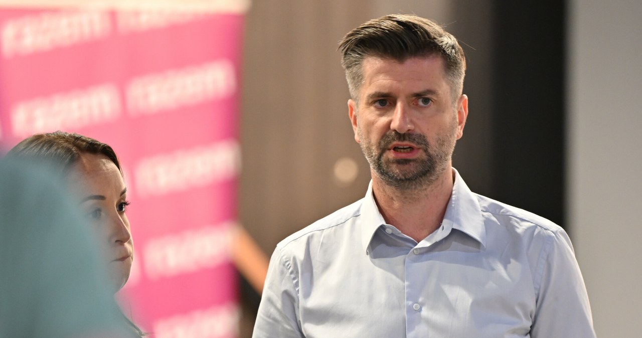 wiadomości,aktualności,Interia Krzysztof Śmiszek przerywa milczenie ws. swojej choroby. 