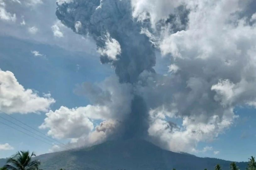 Seria wulkanicznych erupcji na wyspie. Najwyższy stopień zagrożenia