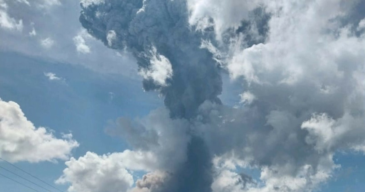 wiadomości,aktualności,Interia Dwie erupcje w jednym dniu. W Indonezji okoliczne wioski pokrył gorący pył, zamknięto lotnisko