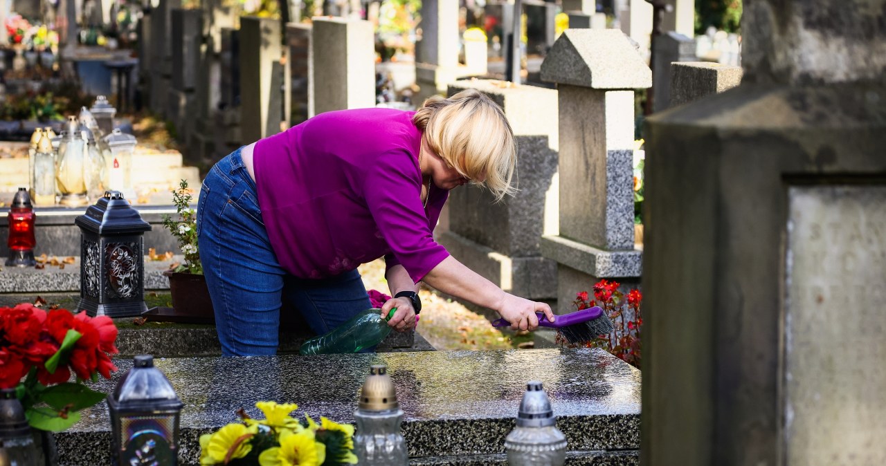 Wiele osób tak robi, a potem się dziwi. Właśnie przez to na nagrobku widać smugi