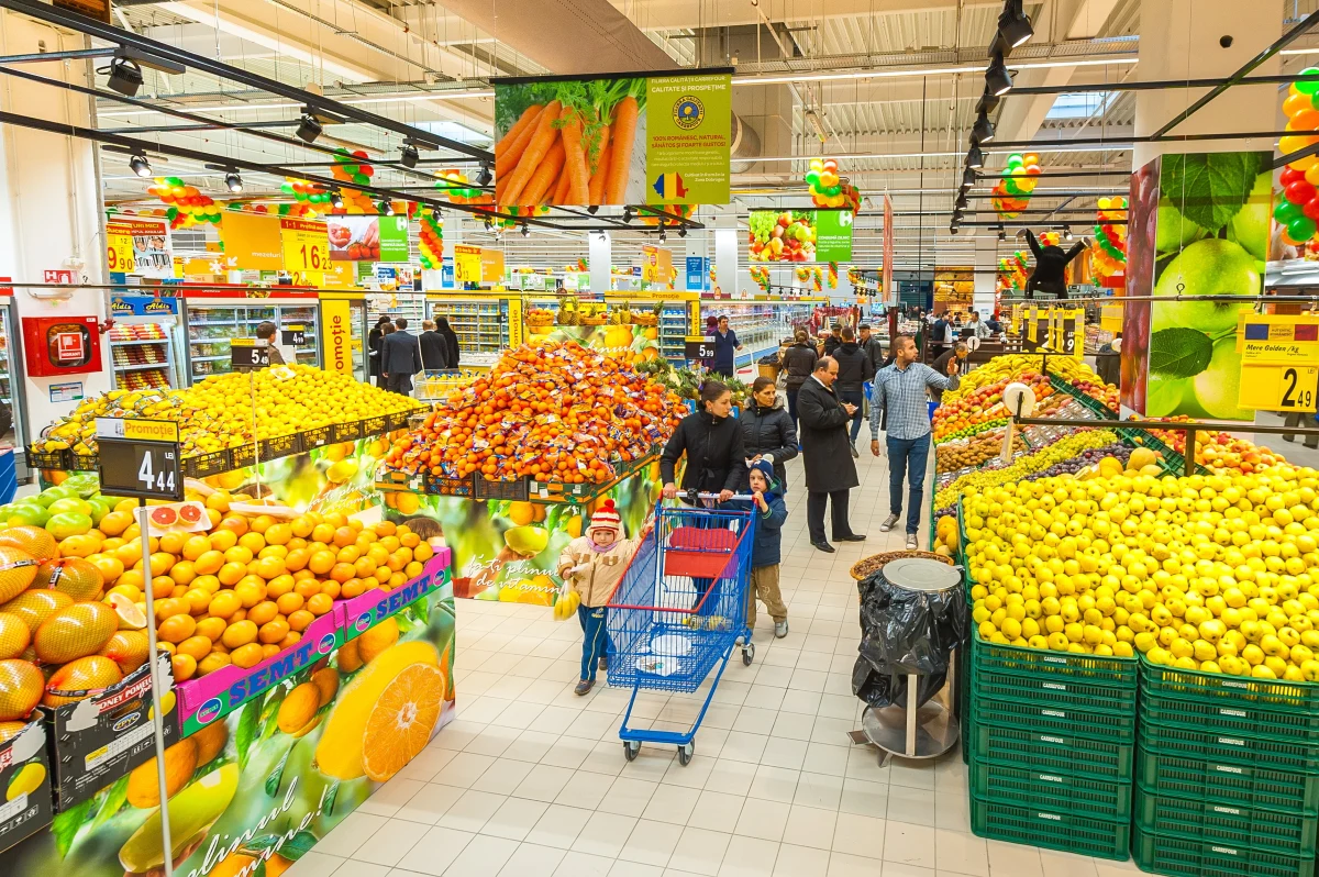 Carrefour rozgląda się za nabywcą około 800 sklepów sieci funkcjonujących w Polsce. Choć wcześniej mówiono o zainteresowaniu takich podmiotów jak Biedronka, Aldi czy Eurochash, to teraz wiadomościhandlowe.pl podają, że czarnym koniem w stawce może się okazać Slipo. To sieć sklepów należąca do ukraińskiej grupy Fozzy Group.