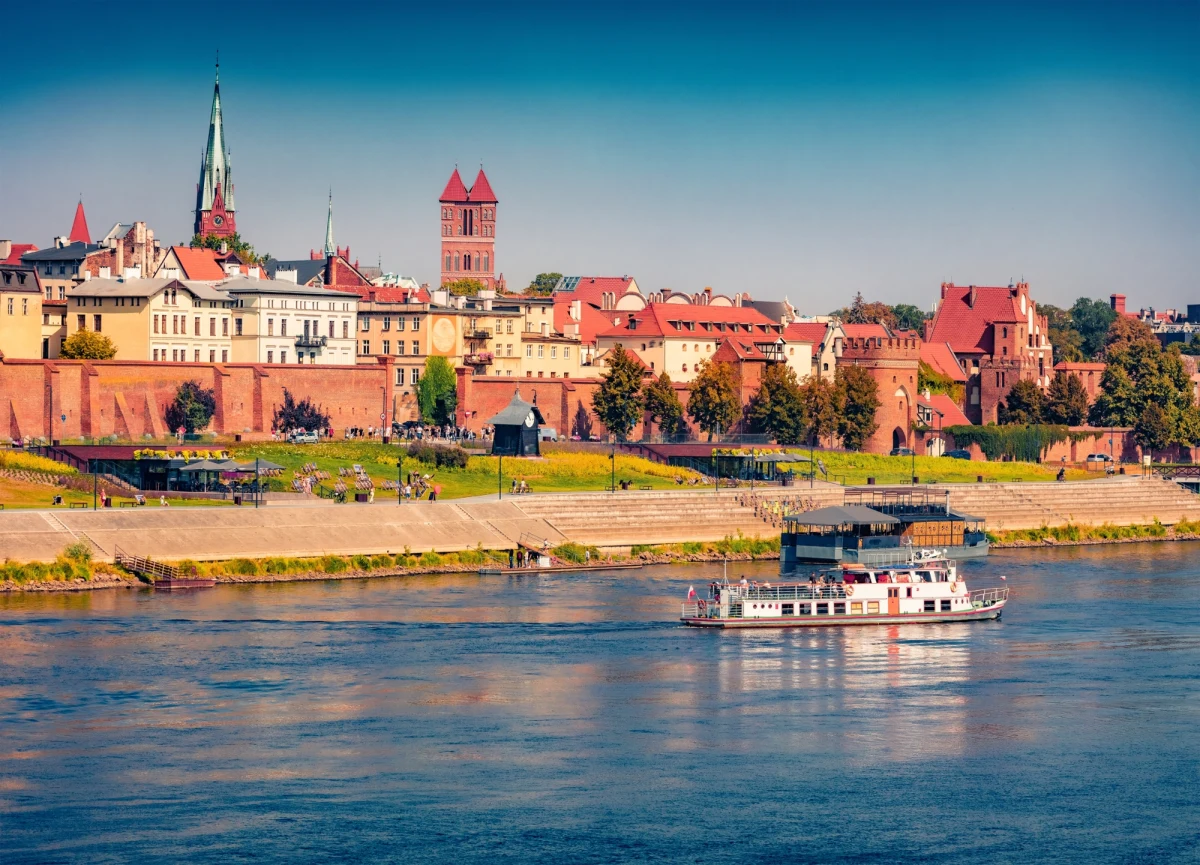 W wielu miejskich budynkach w Toruniu zlikwidowano stare piece, lecz mieszkańcy wciąż nie doczekali się podłączenia do sieci centralnego ogrzewania. Z powodu braku zgód na prace ziemne, ciepło do części mieszkań nie dotarło na czas, a lokatorzy muszą radzić sobie z niskimi temperaturami. Sytuacja wywołała falę niezadowolenia i pytań o odpowiedzialność za zaistniały kryzys.