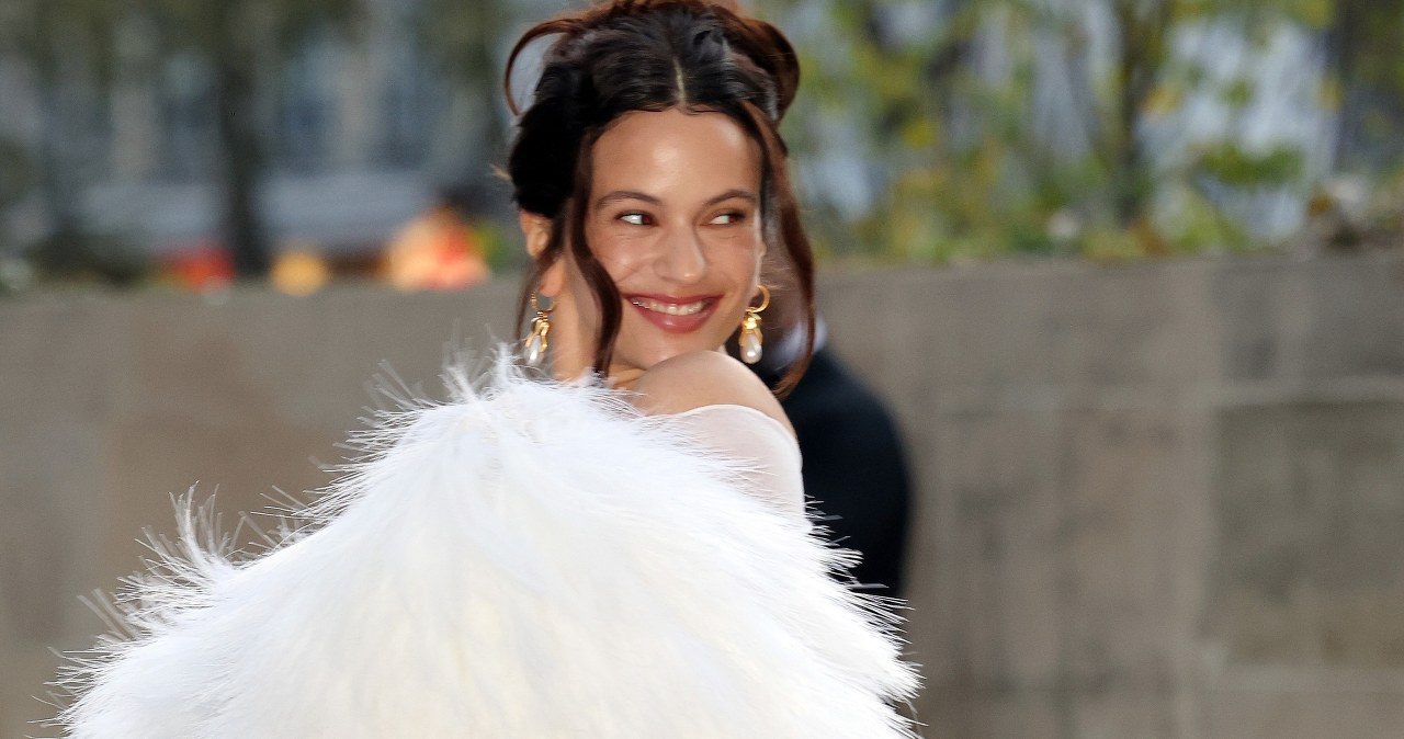 Gwiazda pozuje z... kotletem schabowym! Niespodziewanie odwiedziła Warszawę