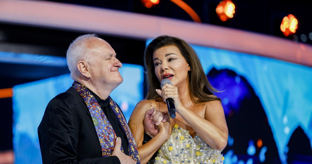 Jego piosenki śpiewa cała Polska. Co już wiemy o szykowanej produkcji TVP?