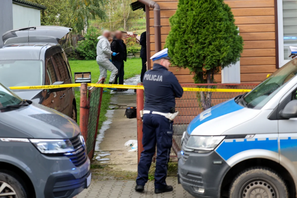 ​W czwartek mają zostać przeprowadzone sekcje zwłok trzech ofiar brutalnego zabójstwa w Barcicach koło Nowego Sącza. Dopiero po uzyskaniu wyników tych badań śledczy podejmą dalsze czynności z udziałem zatrzymanego 25-latka, podejrzewanego o dokonanie zbrodni. Mężczyzna jest synem jednej z ofiar. Policja i prokuratura nadal wyjaśniają okoliczności tragedii, która wstrząsnęła lokalną społecznością.