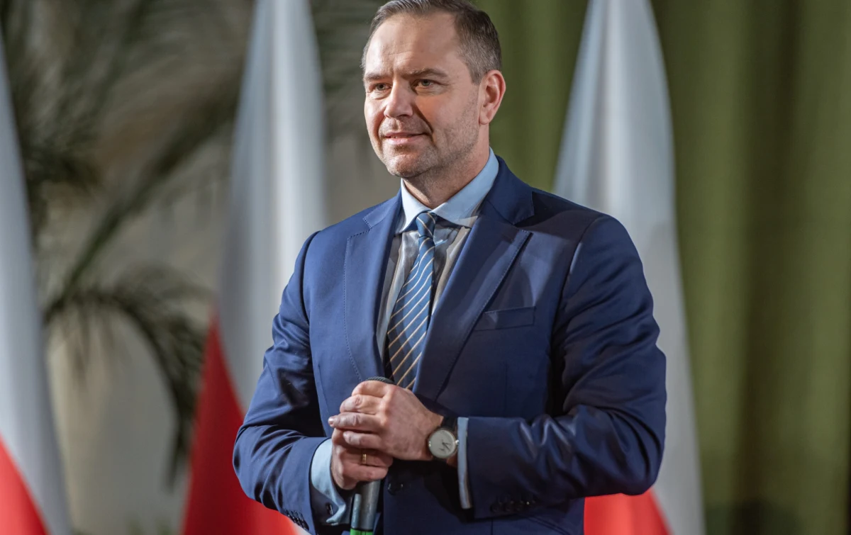 Prezydent Karol Nawrocki deklaruje gotowość do rozmów na temat nowych przepisów dotyczących statusu osoby najbliższej. Warunkiem poparcia jest brak elementów ideologicznych oraz konkurencji wobec instytucji małżeństwa. Szczegóły rządowego projektu ustawy mają zostać ogłoszone już w najbliższy piątek.