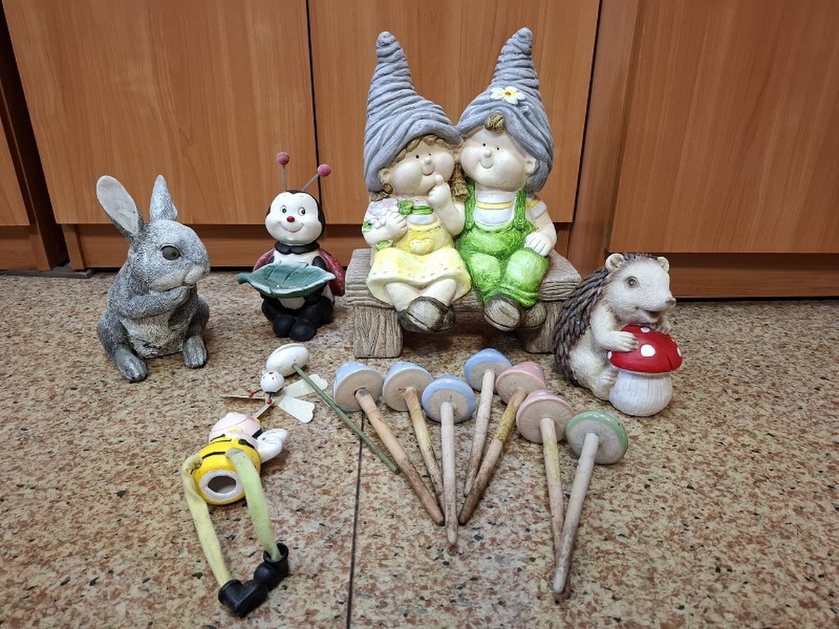 Kobieta kradła dekoracje z dziecięcych nagrobków i dekorowała nimi ogród