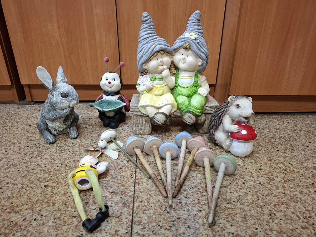 Policjanci z Komendy Powiatowej Policji w Lęborku interweniowali po zgłoszeniu duchownego, który przyłapał na gorącym uczynku kobietę kradnącą dekoracje z grobu dziecka. Jak się okazało, 53-letnia mieszkanka Nowej Wsi Lęborskiej (woj. pomorskie) przez niemal rok regularnie zabierała ozdoby z dziecięcych nagrobków, by upiększać nimi swój przydomowy ogród.