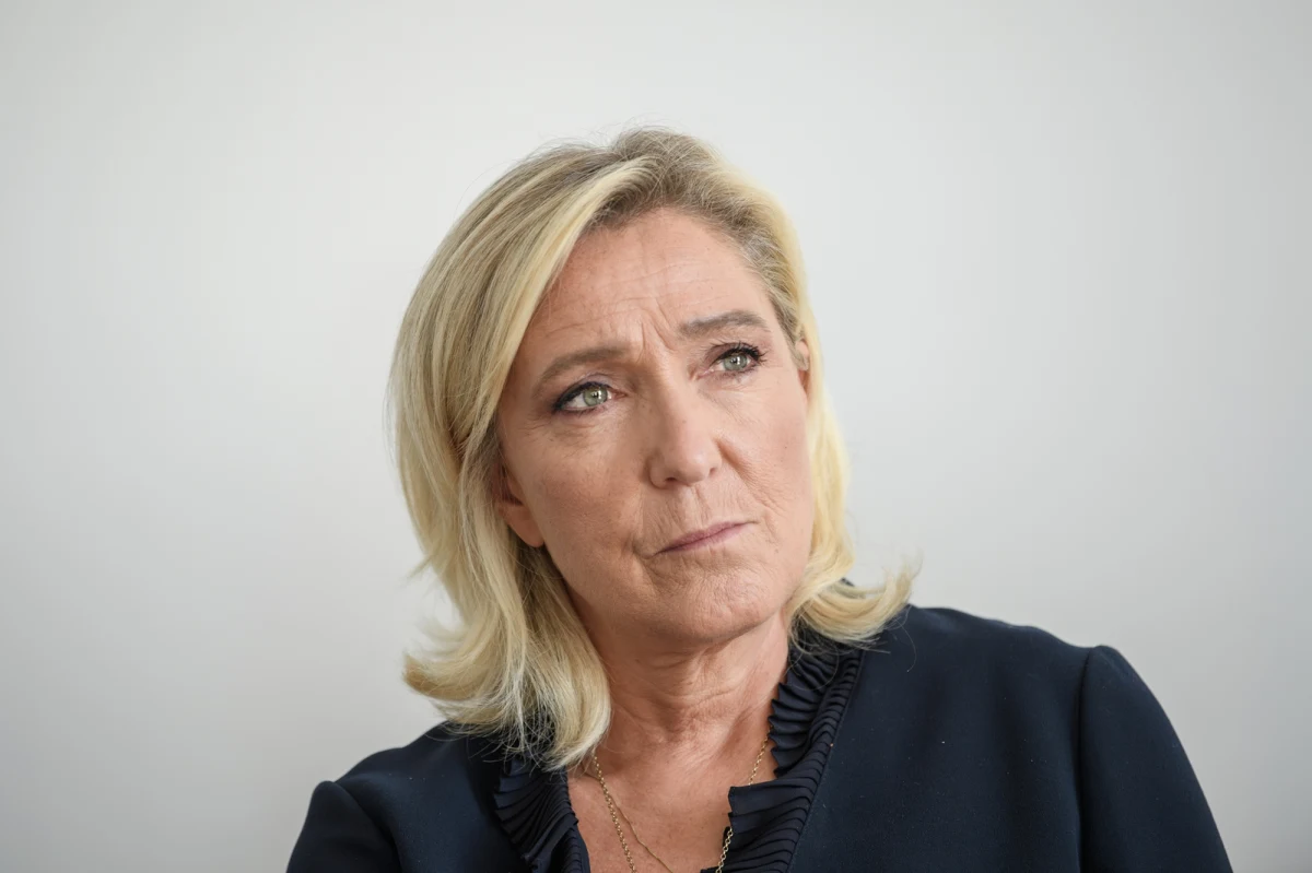 Rada Stanu we Francji odrzuciła wniosek apelacyjny Marine Le Pen dotyczący natychmiastowego wykonania kary zakazu startu w wyborach. Decyzja ta oznacza, że liderka Zjednoczenia Narodowego nie będzie mogła ubiegać się o urząd prezydenta w 2027 roku ani wziąć udziału w ewentualnych przyspieszonych wyborach parlamentarnych. Sprawa dotyczy wyroku za fikcyjne zatrudnianie asystentów w Parlamencie Europejskim.