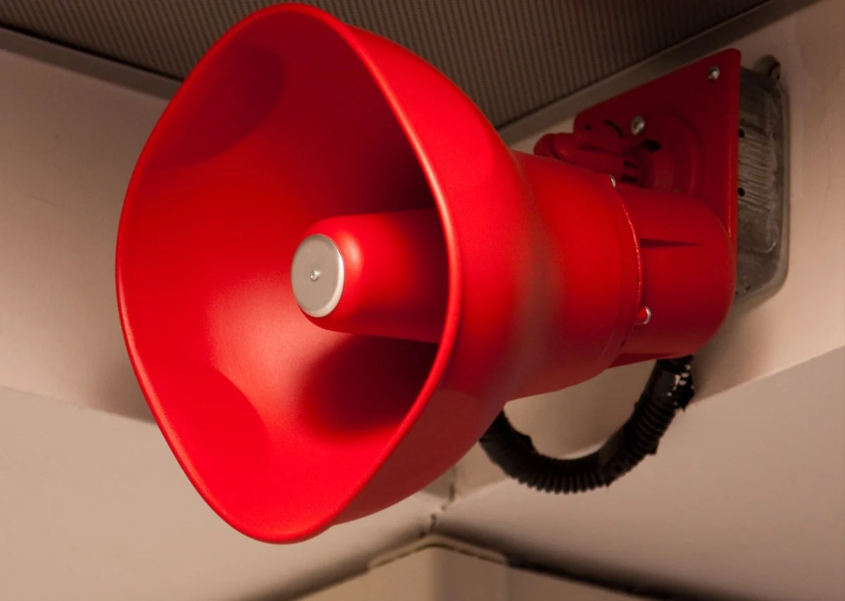 Amerykańskie lotniska, m.in. w Nowym Jorku, Atlancie, Chicago, Las Vegas, Charlotte, Phoenix i Seattle, nie zgodziły się na emisję nagrania minister bezpieczeństwa krajowego Kristi Noem. W nagraniu Noem obwinia Demokratów o trwający paraliż budżetowy (shutdown) i jego konsekwencje dla funkcjonowania portów lotniczych.