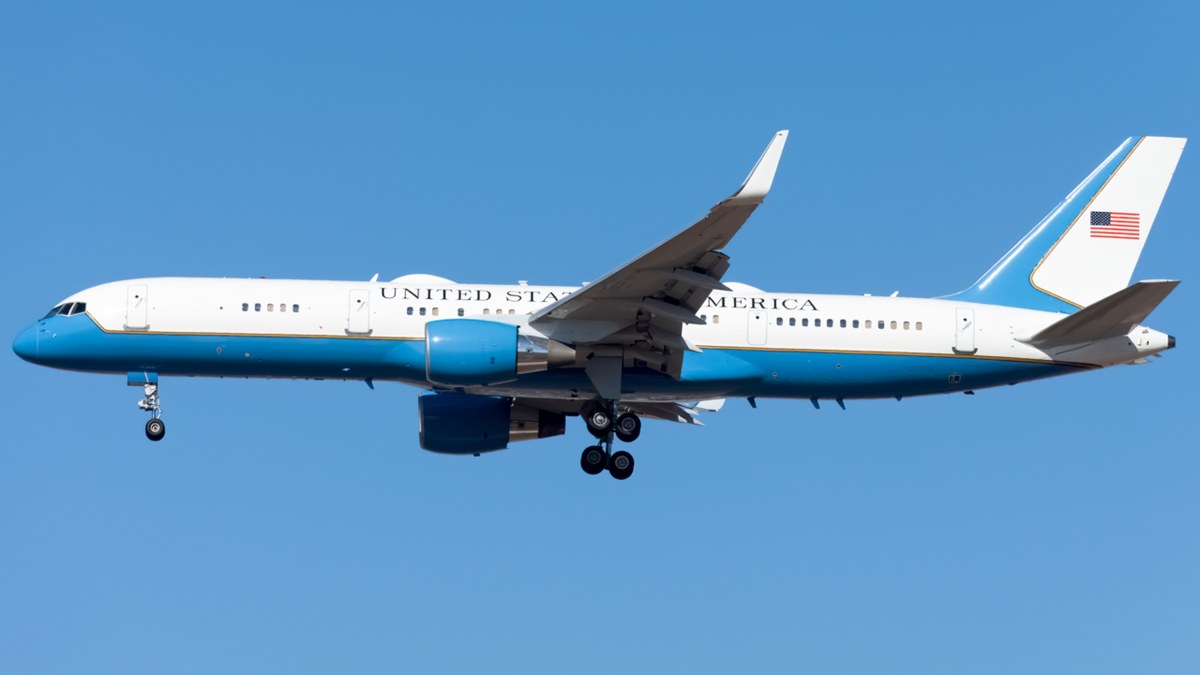 Awaryjne lądowanie samolotu z szefem Pentagonu