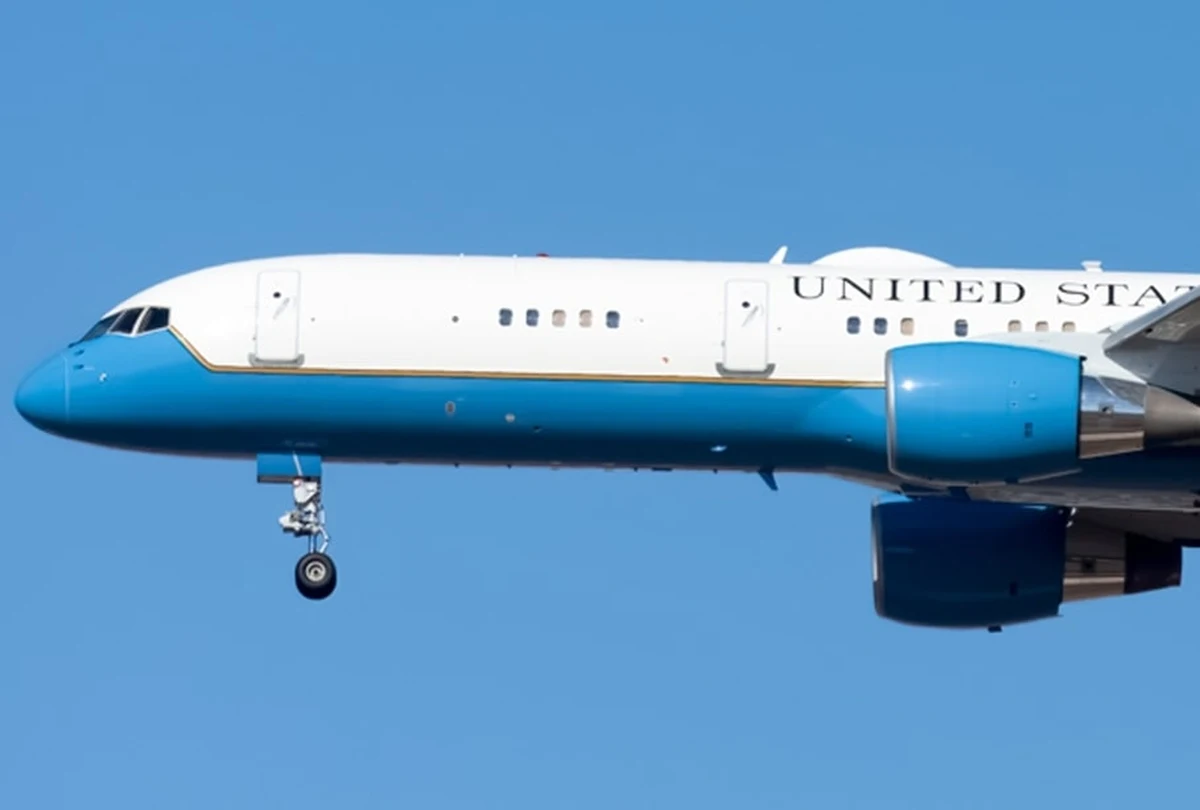 Samolot z amerykańskim sekretarzem wojny, Pete'em Hegsethem, na pokładzie w środę musiał awaryjnie lądować w Wielkiej Brytanii z powodu pęknięcia szyby w kokpicie – poinformował Pentagon. Jak przekazał rzecznik resortu obrony USA, Sean Parnell, wszyscy pasażerowie, w tym szef Pentagonu, są bezpieczni.