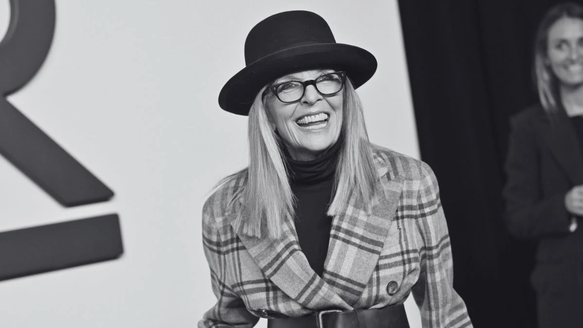 Świat kina pogrążył się w żałobie po śmierci jednej z największych gwiazd Hollywood. Diane Keaton, ikona ekranu i laureatka Oscara, zmarła 11 października 2025 roku w wieku 79 lat. Przyczyna śmierci aktorki nie została ujawniona, jednak jej odejście wywołało poruszenie zarówno wśród fanów, jak i w branży filmowej. Pozostawiła po sobie nie tylko imponujący dorobek artystyczny, ale również majątek szacowany na 100 milionów dolarów. Co ciekawe, część tej fortuny trafi do... psa.