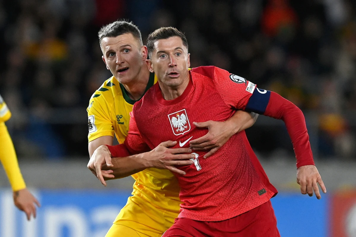 Kontuzja Roberta Lewandowskiego eliminuje go z gry na kilka tygodni. Selekcjoner Jan Urban wierzy, że uraz kapitana reprezentacji Polski nie jest groźny i zawodnik będzie mógł wystąpić w listopadowych meczach Biało-Czerwonych.