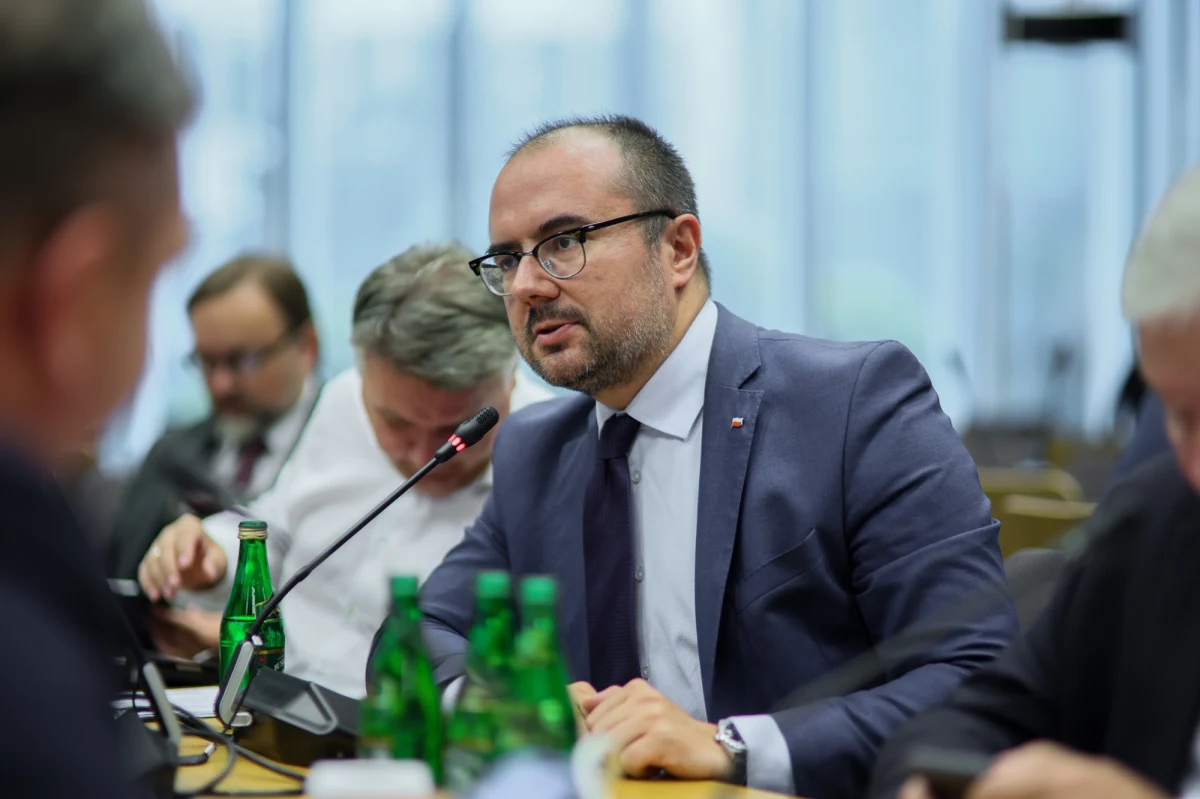 Sejmowa Komisja Sprawiedliwości i Praw Człowieka nie rozpatrzyła w środę projektu ustawy budżetowej na 2026 rok dotyczącego m.in. Trybunału Konstytucyjnego i Sądu Najwyższego. Posiedzenie zostało niespodziewanie zakończone na wniosek posłów PiS, popartych także przez dwóch posłów Koalicji Obywatelskiej. Szef komisji Paweł Śliz (Polska 2050) ocenił, że posłowie KO popełnili błąd podczas głosowania. Pracom parlamentarzystów towarzyszyły wzajemne oskarżenia.