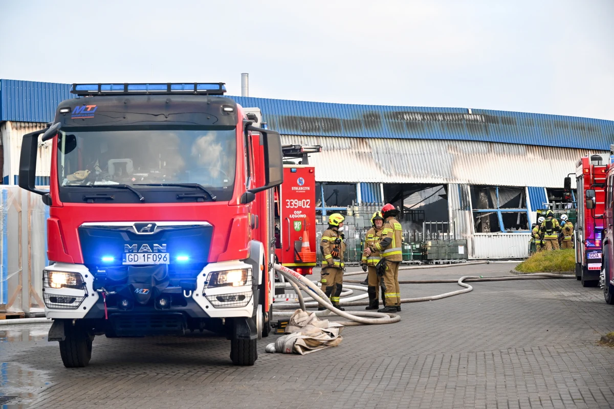 Strażacy kończą dogaszać pożar hali produkcyjnej w miejscowości Rusocin w województwie pomorskim. Przed przyjazdem strażaków z budynku ewakuowało się samodzielnie 13 osób. Mieszkańcy sąsiedniego Cieplewa proszeni są o to, by nie otwierać okien. W szkole w Rusocinie, która znajduje się w sąsiedztwie hali, zostały odwołane lekcje. Ruch na drodze krajowej nr 91, która od rana była zablokowana, został wznowiony przed godz. 12.
