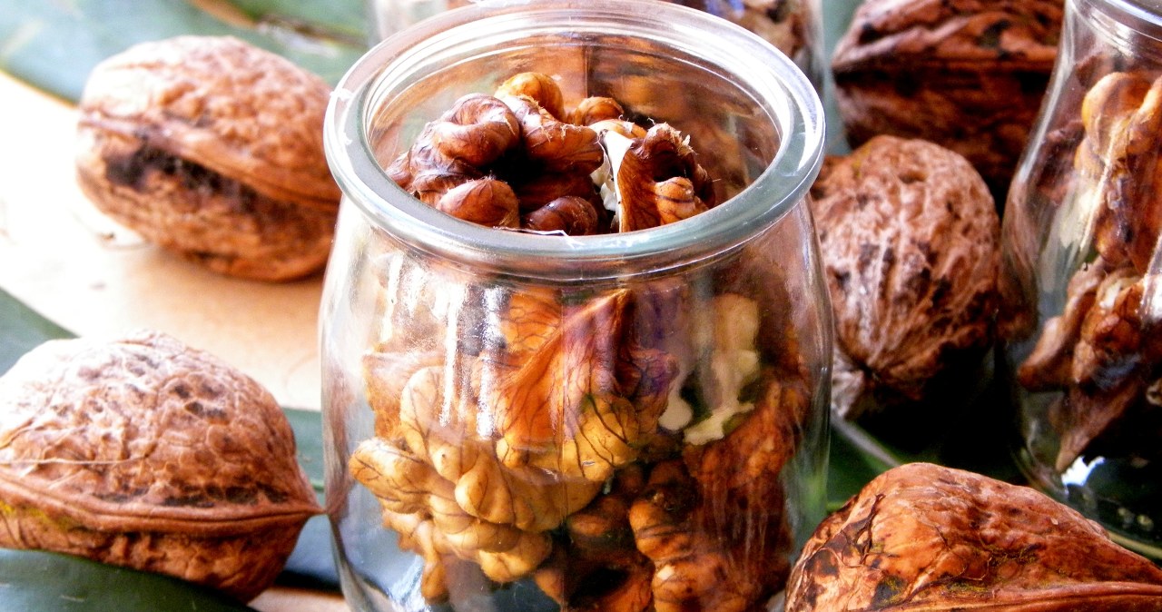 Babcia tak przechowuje orzechy włoskie. Świeże i bez grama pleśni przez całą zimę