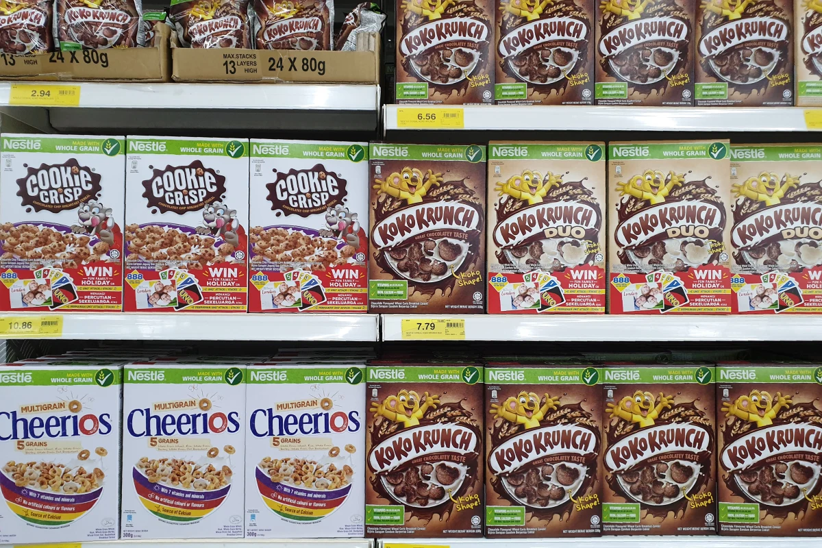 Największy na świecie producent żywności i napojów w opakowaniach, firma Nestle, ogłosił ogromny plany redukcji zatrudnienia. W ciągu najbliższych dwóch lat pracę straci łącznie 16 tysięcy osób, w tym 12 tysięcy pracowników umysłowych oraz 4 tysiące zatrudnionych na innych stanowiskach. Nestle posiada w Polsce kilka zakładów.