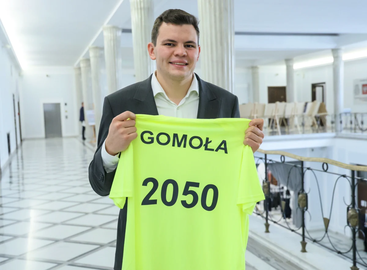 Po półtora roku do Polski 2050 wrócił poseł Adam Gomoła. W marcu ubiegłego roku parlamentarzysta został wykluczony z partii Szymona Hołowni po tym, gdy ujawniono, że miał namawiać innego polityka do wpłaty 20 tysięcy złotych na konto prywatnej firmy szefowej swojego sztabu wyborczego.
