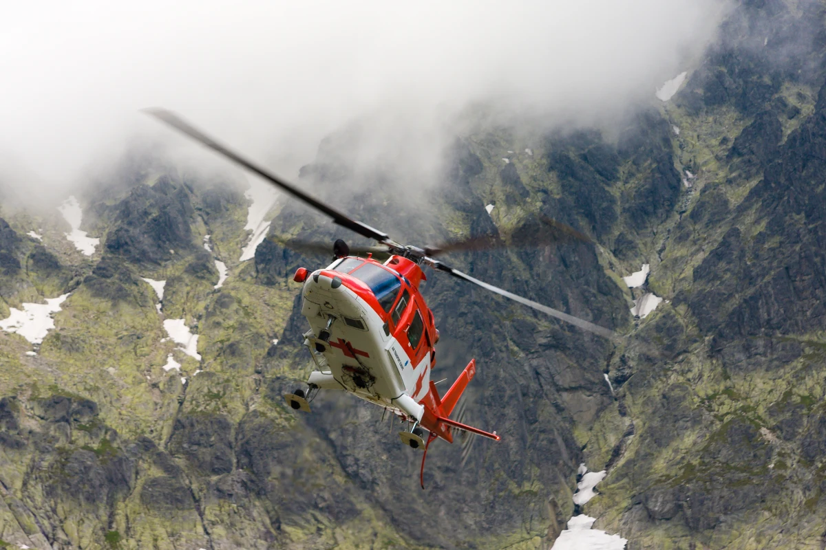 Tatrzańskie Ochotnicze Pogotowie Ratunkowe wydało pilne ostrzeżenie dla wszystkich planujących wyprawy w wyższe partie gór. Na szlakach powyżej 1900 m n.p.m. zalega zmrożony śnieg, a oblodzenia znacząco utrudniają bezpieczne poruszanie się. Ratownicy podkreślają, że sytuacja jest wyjątkowo niebezpieczna.
