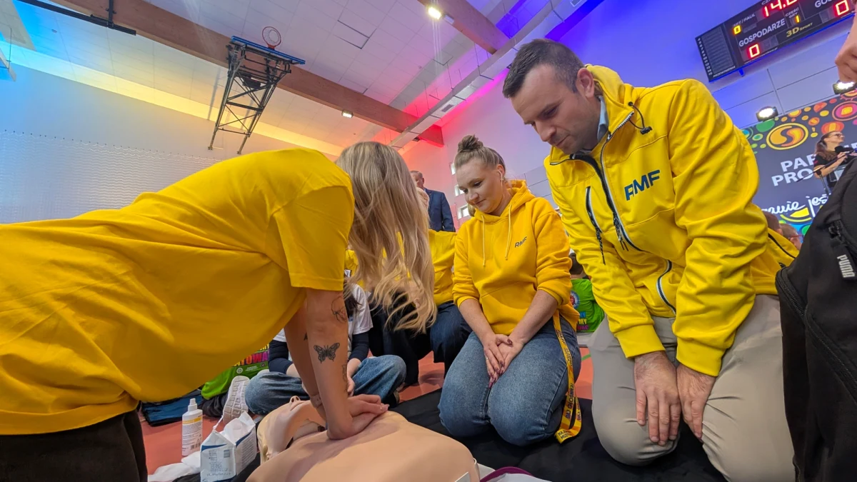 Jest nowy rekord w liczbie osób, które jednocześnie udzielają pierwszej pomocy na fantomach! Ten rekord padł w czasie organizowanej przez Wielką Orkiestrę Świątecznej Pomocy akcji "Ratujemy i uczymy ratować". Wzięło w niej udział ponad 155 tysięcy osób. 