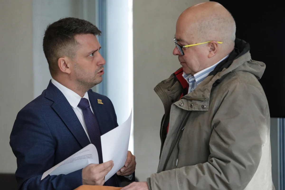 Złożę wniosek do sejmowej komisji etyki o ukaranie Pawła Śliza - zapowiada poseł niezrzeszony Tomasz Zimoch. W trakcie posiedzenia sejmowej komisji sprawiedliwości jej przewodniczący, poseł Polski 2050 Paweł Śliz użył wulgarnych słów wobec posła Zimocha, nie wiedząc, że ma włączony mikrofon. Wszystko zarejestrowały sejmowe kamery. 