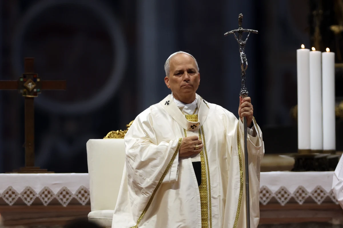 "Tak dalej być nie może, bo głód nie jest przeznaczeniem człowieka, ale jego upadkiem" - mówił w czwartek Leon XIV. Papież ocenił, że pozwalanie na to, by miliony ludzi cierpiały głód, jest "zbiorową porażką, etyczną aberracją i historyczną winą". Podkreślił, że walka z tym problemem to wspólna odpowiedzialność całej ludzkości, a nie tylko polityków czy organizacji międzynarodowych. W swoim przemówieniu Leon XIV potępił również wykorzystywanie żywności jako broni w konfliktach zbrojnych.